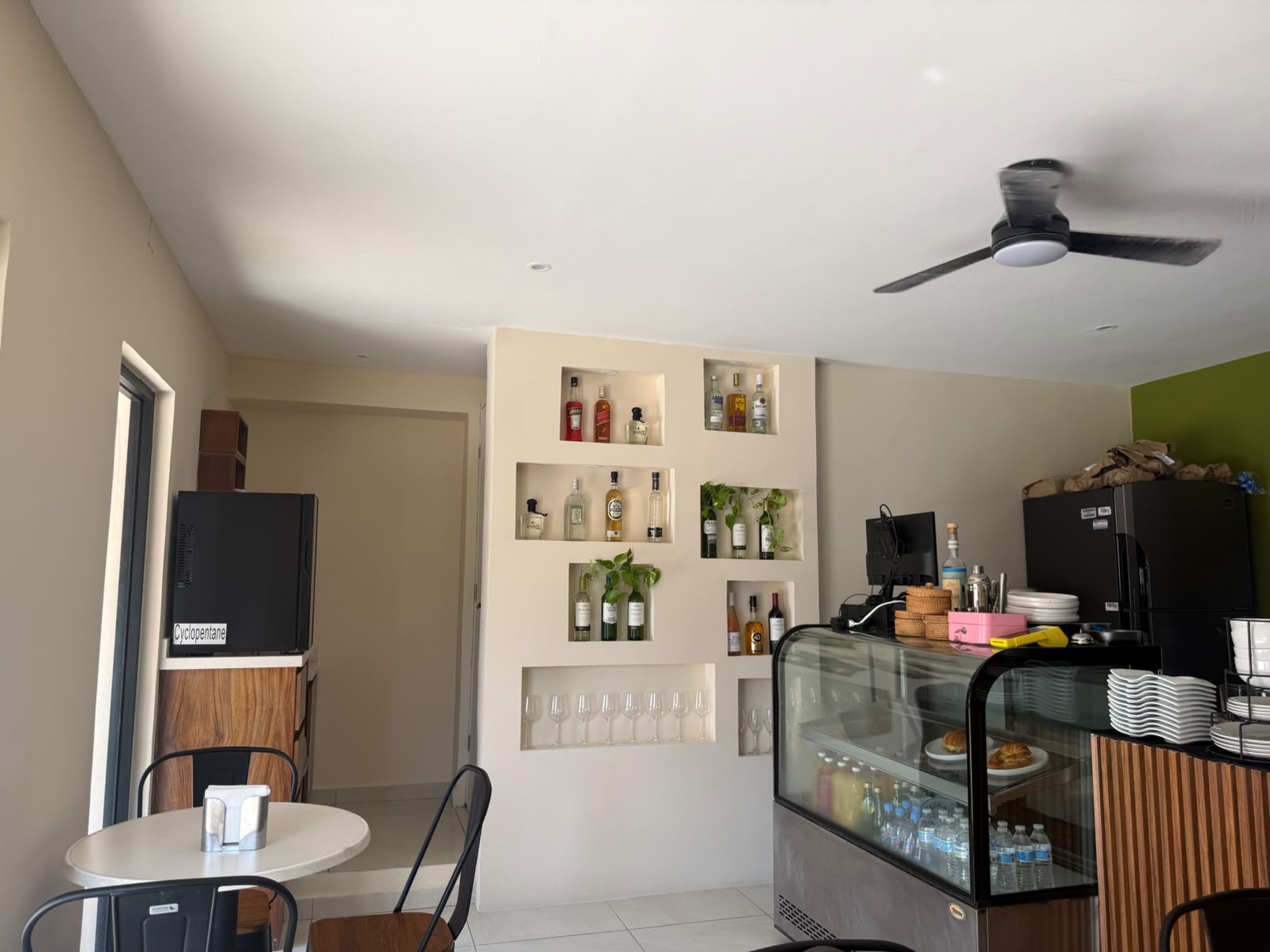 Barra y vitrina de Marea Coffee Bar