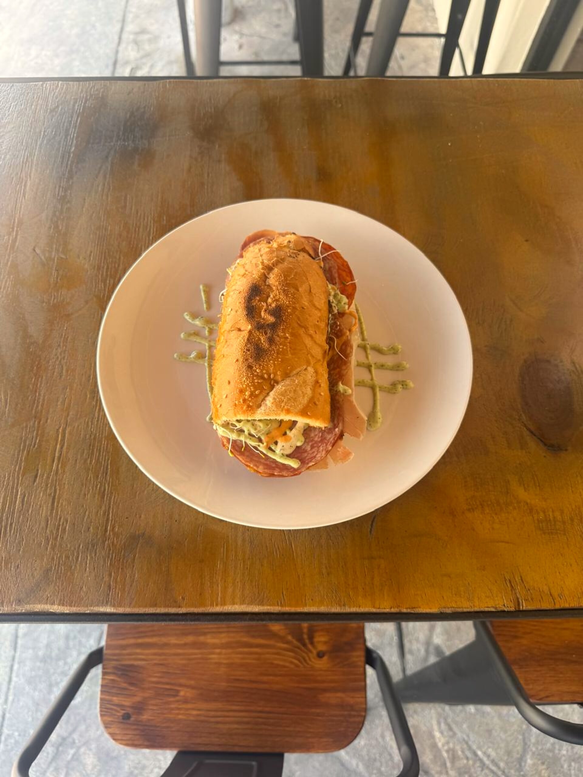 Baguette de la casa servida en plato blanco