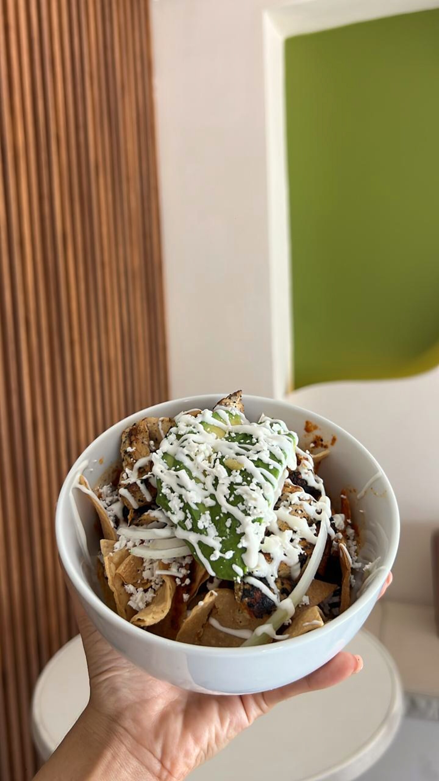 Bowl de chilaquiles con pollo, queso y aguacate