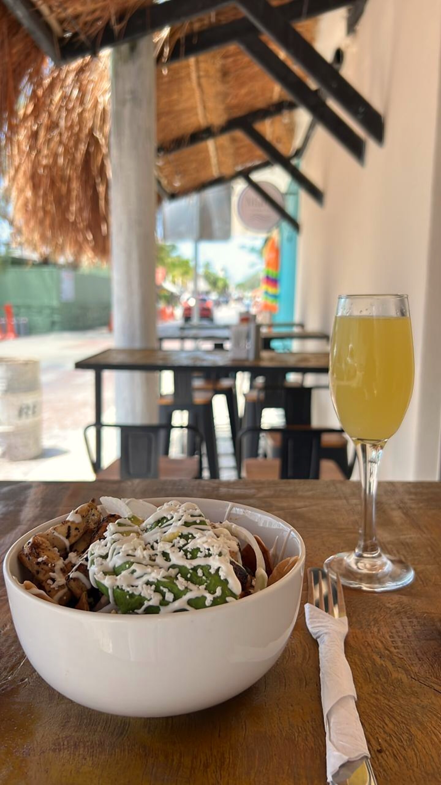 Chilaquiles y mimosa bajo la palapa
