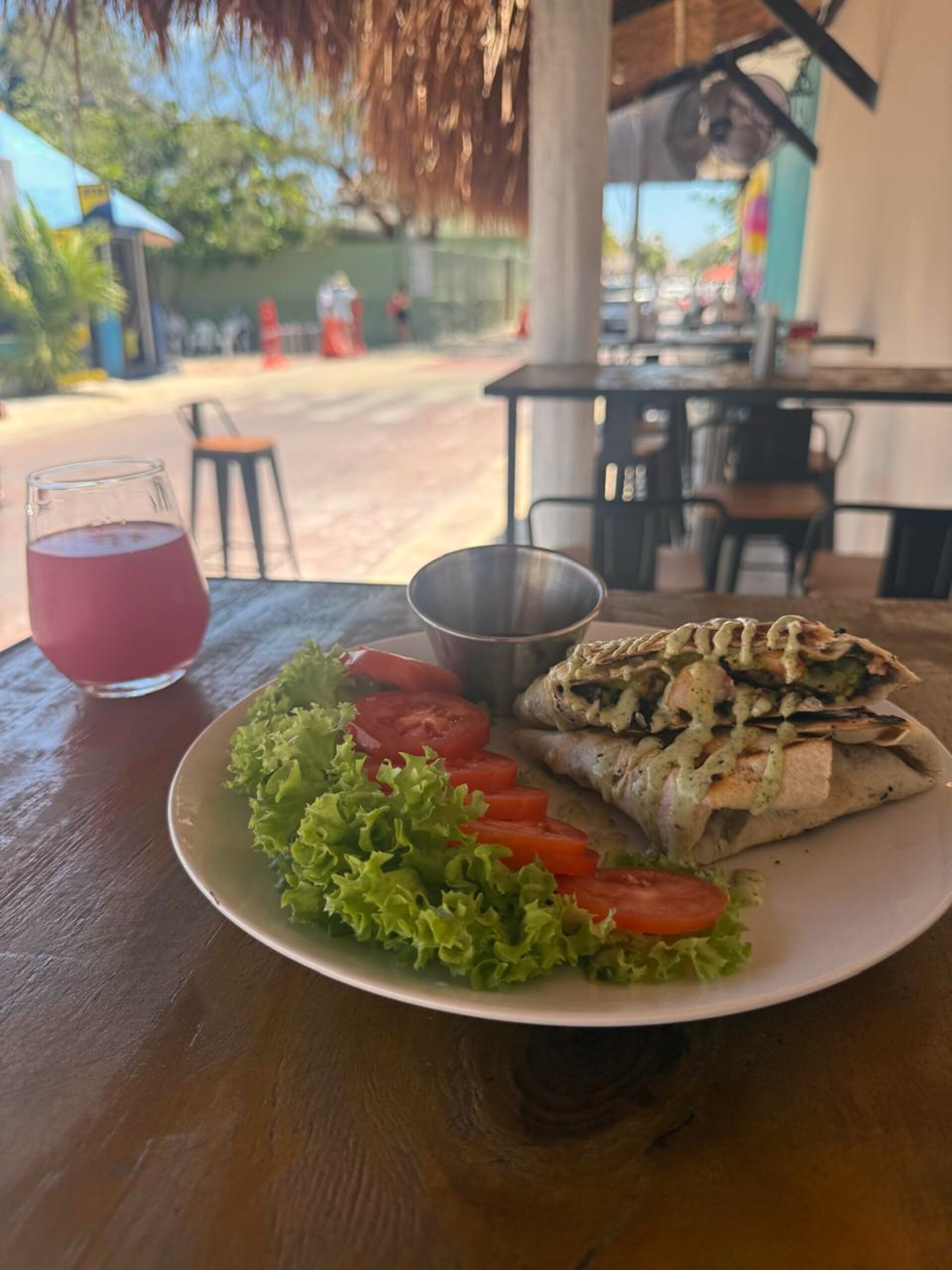 Burrito de camarón con ensalada y agua fresca